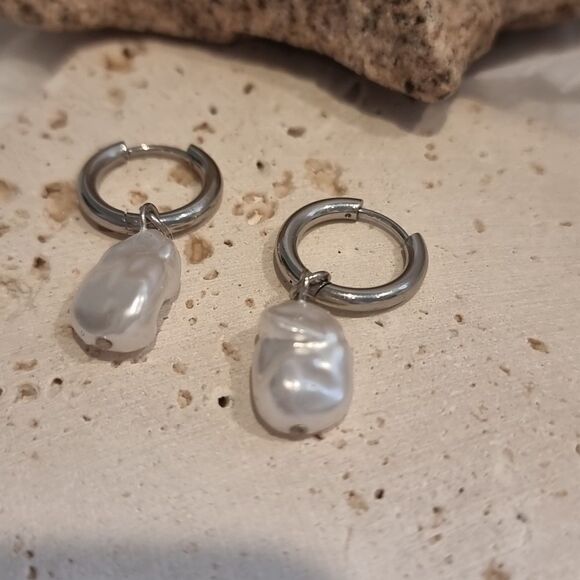 New ZARA Silver Huggie Hoop Earrings with Pearl Drops - Picture 2 of 7